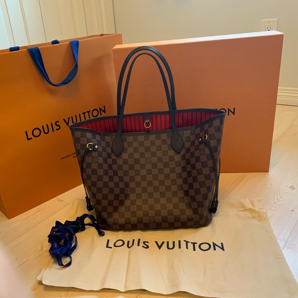 Authentic Louis Vuitton Neverfull MM
With removable zipped pouch.